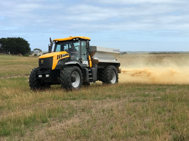 Spreader in paddock lime